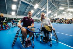 Casper Ruud og Birgit Skarstein spilte på lag under et oppvisningsshow med rullestol-tennis