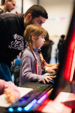 E-sport var en av flere idretter barna fikk prøve seg på under Idrettsfesten
