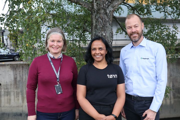 Direktør bærekraft og kvalitet i Mestergruppen, Anette Moritz, Tørn-gründer Anjali Bhatnagar og kjededirektør i Byggtorget, Morten Furseth.