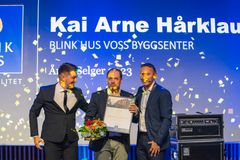 ÅRETS SELGER: Kai Arne Hårklau. Fra venstre: Esten Hilmarsen (bedriftsutvikler Blink Hus), Kai Arne Hårklau (Blink Hus Voss Byggsenter) og Svein Helge Skogheim (kjededirektør Blink Hus).