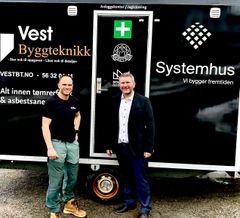 Daglig leder i Vest Byggteknikk, Fredrick Gimmestad Sande (t.v.), og bedriftsutvikler i Systemhus, Hørdur Hardarson.