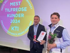 Prisene for 2024 ble delt ut på Prognosesenterets KTI-seminar 12. februar. Her ser vi kjededirektør i Blink Hus, Svein Helge Skogheim, og bedriftsutvikler Esten Hilmarsen