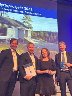 Fra venstre Lars Jacob Hiim, adm.direktør i Boligprodusentenes Forening, Anders Bjerregård, selger i Saltdalshytta BVT, Monica Blom Thorsen, kjededirektør Saltdalshytta, Lars Myhre, teknisk sjef i Boligprodusentenes Forening.