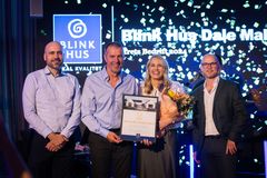 ÅRETS BEDRIFT. Fra venstre: byggelederne Simon Vågen og Jarle Strand, og daglig leder Pernille Løken fra Blink Hus Dale Malo, og kjededirektør i Blink Hus Vidar Gammelli.