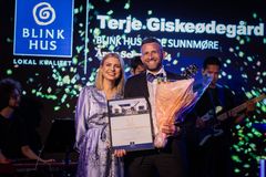 ÅRETS SELGER. Fra venstre: salgs- og markedssjef i Blink Hus, Lise Stien, og prisvinner Terje Giskeødegård Balsnes fra Blink Hus Søre Sunnmøre.