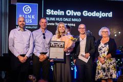 ÅRETS TØMRER. Fra venstre: Simon Vågen, Jarle Strand, og Pernille Løken fra Blink Hus Dale Malo, og Vidar Gammelli og Brit Ohma fra Blink Hus Kjedekontor.