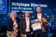 ÅRETS BYGGELEDER. Fra venstre: Brit Ohma og Vidar Gammelli fra Blink Hus Kjedekontor, og prisvinner Kristaps Klasens fra Blink Hus Stavseng.