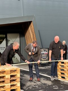 Daglig leder Roger Skjævold (t.v.) og proffansvarlig Morten Nikolaien (t.h.) bistår ordfører i Melhus kommune, Einar Gimse-Syrstad, med å foreta den offisielle åpningen av det nye byggevarehuset.
