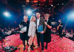 Fauske Rør AS – en verdig vinner av Årets Bedrift i Bademiljø. Fra venstre: Bedriftsutvikler Anne Westvold, Kjededirektør Bademiljø Benedicte Inversini, daglig leder Fauske Rør AS Bård Lyng Olsen, og bedriftsutvikler Ingun Sjøflot.