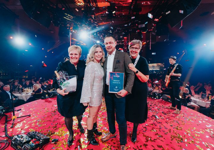 Fauske Rør AS – en verdig vinner av Årets Bedrift i Bademiljø. Fra venstre: Bedriftsutvikler Anne Westvold, Kjededirektør Bademiljø Benedicte Inversini, daglig leder Fauske Rør AS Bård Lyng Olsen, og bedriftsutvikler Ingun Sjøflot.