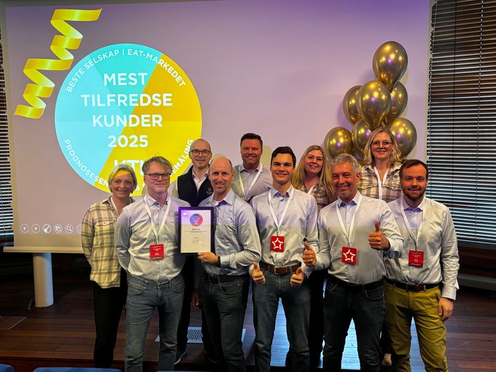 Blink Hus kåret til KTI vinner i EAT markedet for 2025. Kjededirektør Vidar Gammelli sammen med det sterke teamet i Blink Hus Sigdal, som også sikret seg en imponerende 4. plass.