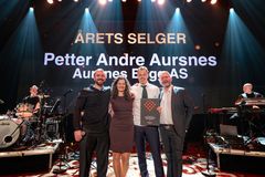 Årets selger: Petter André Aursnes, Aursnes Bygg. Fra venstre: Stian Blipp, Elisabeth Jelstad, Petter André Aursnes og Hørdur Hardarson.