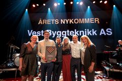 Årets nykommer: Vest Byggteknikk. Fra venstre: Line Nordholm Karlstad, Andreas Sandvik, Espen Lokøy, Fredrick Gimmestad Sande, Marianne Gimmestad Sande fra Vest Byggteknikk og Birgitte Andersen fra Systemhus.