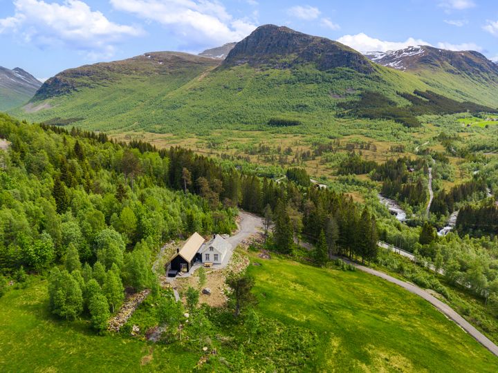 Almås skule ligger i Nørdalen i Fjord kommune, omgitt av fjell, skog og storslått natur.