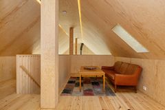 Kryssfiner på vegger og tak gir loftsarealet et moderne uttrykk, samtidig som materialene tilfører varme og ro.