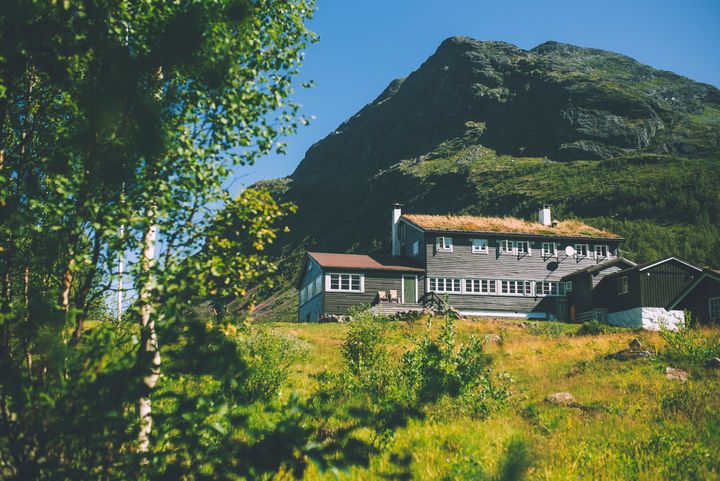 De betjente DNT-hyttene melder om god plass til alle som vil til fjells, som her på Skogadalsbøen i Jotunheimen.