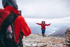 Kvinne på fjelltopp