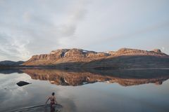 Kvinner bader på fjellet