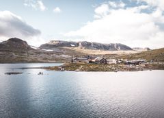 Fjellvann og turisthytte