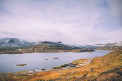 Utsikt over Haukeliseter med innsjø, fjell og høstfarger.