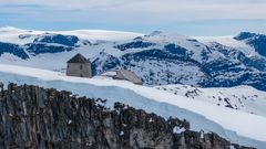 To hytter i snø på fjelltopp