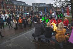 Et torg i Kristiansand med folk samlet rundt bålpanner.