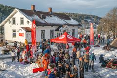 Mennesker samlet på Breivoll gård i Akershus, vinterkledd og omgitt av snø.