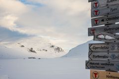 Pile med retninger ved snødekte fjell i Jotunheimen.