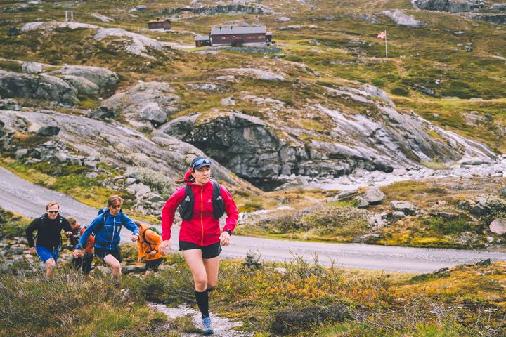 Unge tar med seg trender fra lavlandet opp i fjellet. Denne gjengen fra KRIK villmark løper fra hytte til hytte i Breheimen.