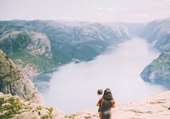 Personer som ser ut over den naturskjønne Lysefjorden fra en høyde.