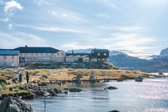 Turisthytte på fjellet ved et vann