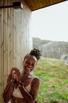 Fra utedusjen på Skåpet i Ryfylke har du utsikt utover naturen og fjellene.