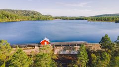 Helt sør i Finnemarka på dammuren i sørenden av vannet Nerdammen ligger den unike hytta Damhytta.