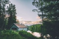 Stallen er en enkel hytte helt nede ved Røyrivann i Østmarka.