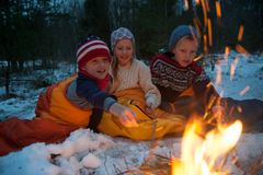 Bål i skumringen er skikkelig koselig.