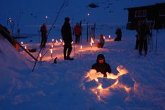 Snølykter og fakler gir julestemning.