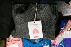 Alt text: Grå genser med lapp som markedsfører Grønn fredag og bæredyktig shopping.