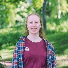 En kvinne i en trøye med DNT-logo ser i kameraet.