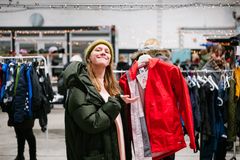 En kvinne holder opp en anorakk.