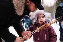 Pinnebrød i vinterkulda – ekte uteglede på Kom deg ut‑dagen.