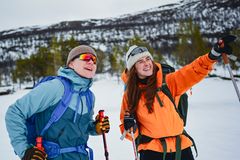 To personer på skitur.