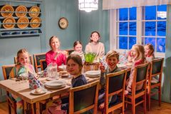 Barn rundt et spisebord.