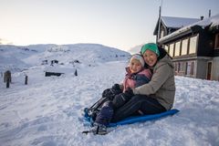 En voksen og et barn på et akebrett.