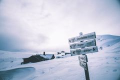 Flere grunneiere på Hardangervidda nekter DNT å vintermerke ruter og å transportere varer over eiendommene deres. Rundt 15 ruter på Hardangervidda må holde stengt i vinter.