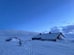 Lågaros, snødekt, under blå himmel.