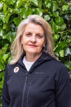 Kvinne som ser inn i kamera.