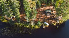 dronebilde tatt av en gapahuk som ligger nær et lite vann