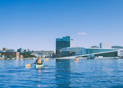 person som padler med operaen i oslo i bakgrunnen