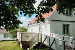 bilde av et hvitt hus.