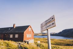 DNT legger ned flere stier. På Hardangervidda skal rundt 285 kilometer med sti legges ned. I tillegg skal organsiasjonen legge ned stier i flere andre, tradisjonsrike turområder.
